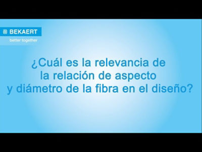 ¿Cuál es la relevancia de la relación de aspecto y diámetro de la fibra en el diseño?